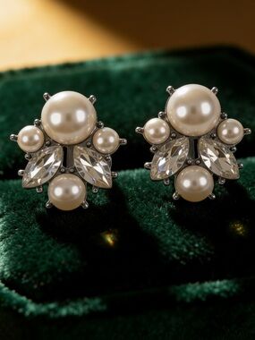 Pearl & Crystal Statement Earrings – Vintage-Inspired Cluster Design